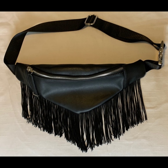 wild fable Handbags - EUC Wild Fable Target Fanny Pack Fringe Zip Black